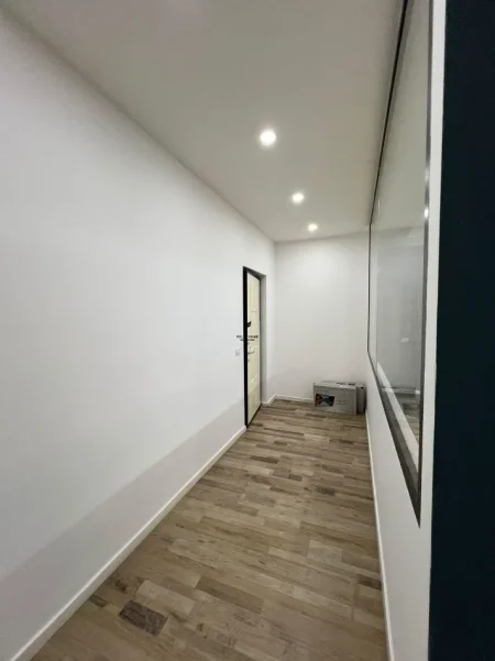 Tirane, jepet me qera zyre Kati 4, 110 m² 1.400 € (SHESHI WILLSON)
