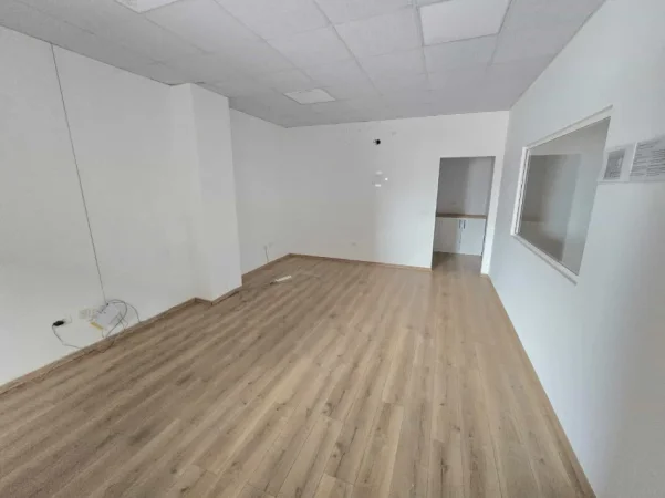 Tirane, jepet me qera magazine Kati 0, 1.200 m² 5.300 € (VAQARR)