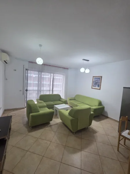 Tirane, jepet me qera 1+1+Ballkon , 71 m² 600 € (Komuna Parisit)