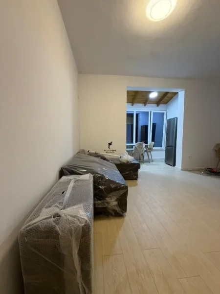 Tirane, jepet me qera apartament 1+1 Kati 1, 65 m² 600 € (KODRA E DIELLIT)