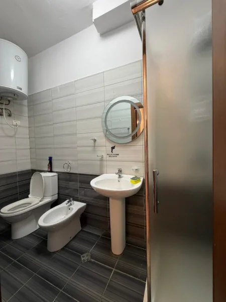 Tirane, jepet me qera apartament 1+1 Kati 1, 65 m² 600 € (KODRA E DIELLIT)