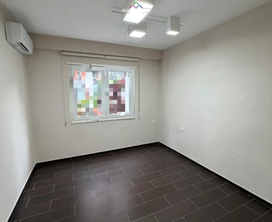 Tirane, jepet me qera zyre Kati 1, 85 m² 780 € (rruga e kosovareve)