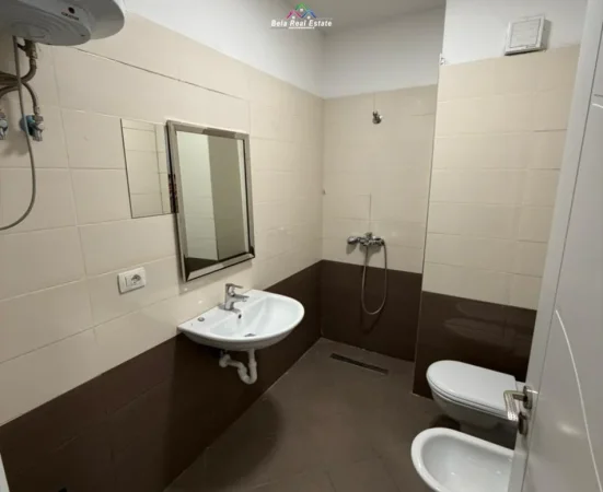 Tirane, jepet me qera zyre Kati 1, 85 m² 780 € (rruga e kosovareve)