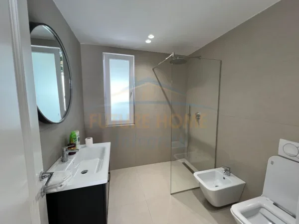 Tirane, jepet me qera apartament 2+1+Ballkon Kati 0, 130 m² 1.000 € (Ambasada turke)