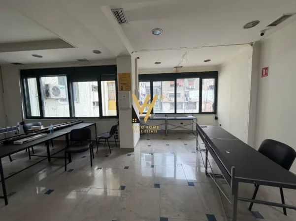 Tirane, jepet me qera ambjent biznesi Kati 0, 350 m² 6.000 € (SHESHI WILLSON)