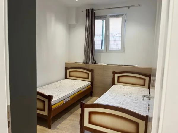 Tirane, jepet me qera apartament 2+1 Kati 1, 100 m² 550 € (Rruga 5 Maji)