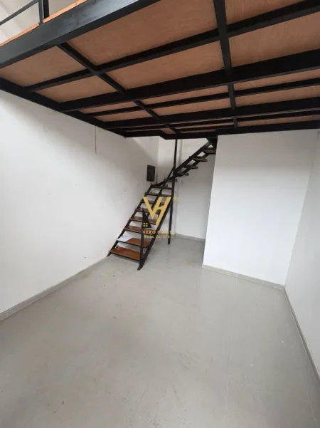 Tirane, jepet me qera dyqan Kati 0, 32 m² 450 € (KOMUNA E PARISIT)