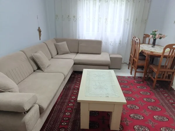 Jepet me qera apartament  shume i rehatshem  ne Kombinat , 2+1, me vlere 500 €