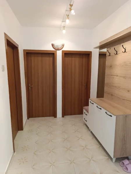 Jepet me qera apartament  shume i rehatshem  ne Kombinat , 2+1, me vlere 500 €