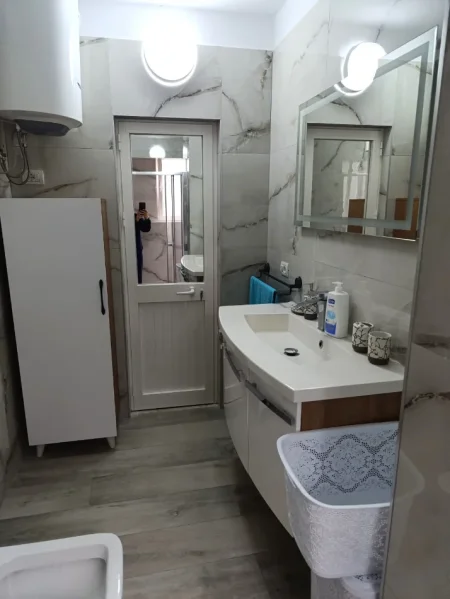 Jepet me qera apartament  shume i rehatshem  ne Kombinat , 2+1, me vlere 500 €