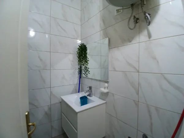 Tirane, jepet me qera apartament 1+1 Kati 2, 75 m² 500 €