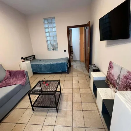 Tirane, jepet me qera apartament 1+1+Aneks+Ballkon Kati 4, 75 m² 450 mije leke