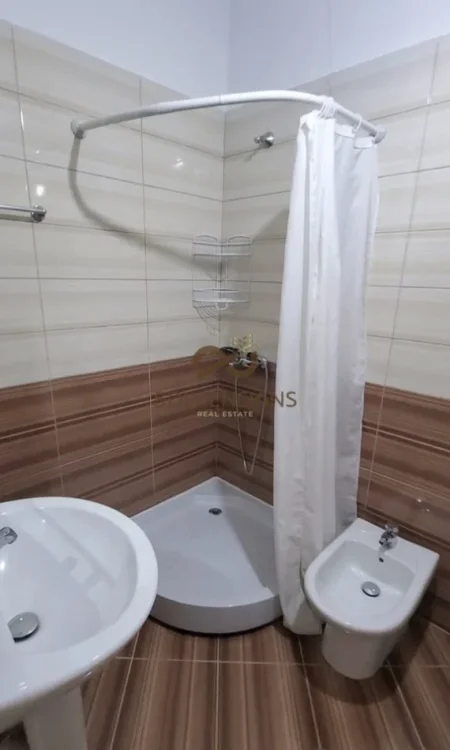 Tirane, jepet me qera apartament 2+1+Ballkon Kati 3, 110 m² 550 € (astir)