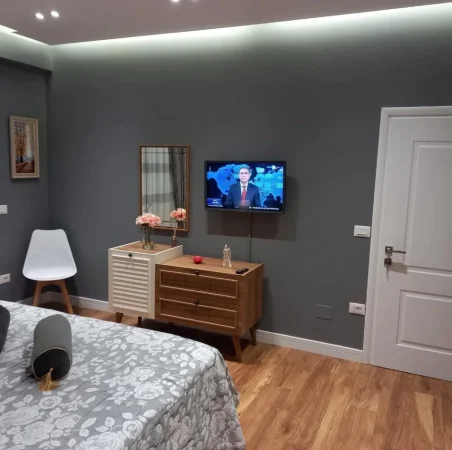 Tirane, jepet me qera apartament 1+1 Kati 4, 70 m² 650 € (Prane Gjimnazit Petro Nini)