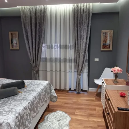 Tirane, jepet me qera apartament 1+1 Kati 4, 70 m² 650 € (Prane Gjimnazit Petro Nini)
