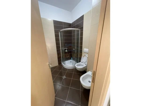 Tirane, jepet me qera apartament 2+1+Ballkon Kati 2, 105 m² 750 € (Komuna Parisit)