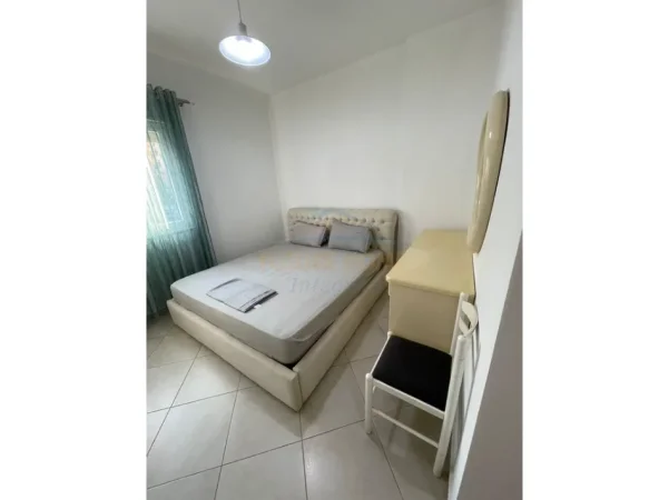 Tirane, jepet me qera apartament 2+1+Ballkon Kati 2, 105 m² 750 € (Komuna Parisit)
