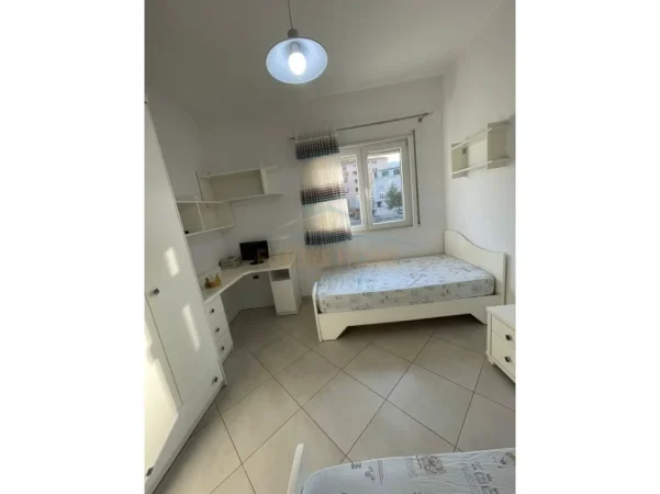 Tirane, jepet me qera apartament 2+1+Ballkon Kati 2, 105 m² 750 € (Komuna Parisit)
