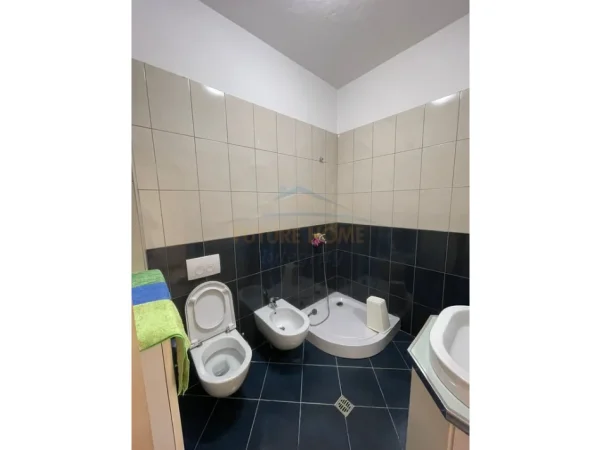 Tirane, jepet me qera apartament 2+1+Ballkon Kati 2, 105 m² 750 € (Komuna Parisit)