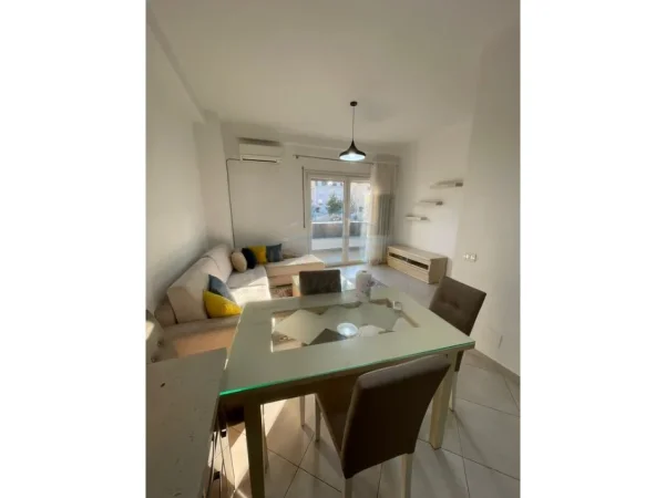 Tirane, jepet me qera apartament 2+1+Ballkon Kati 2, 105 m² 750 € (Komuna Parisit)