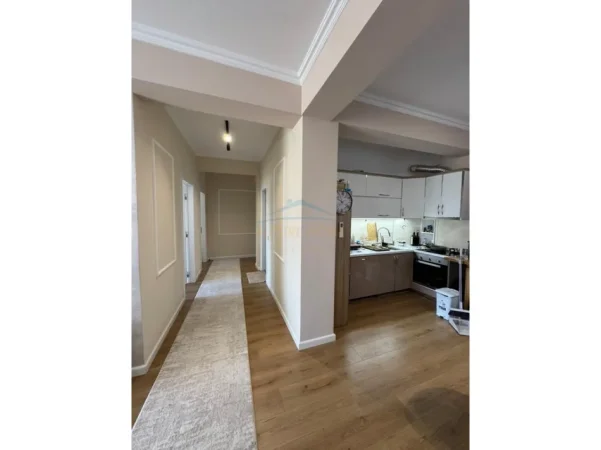 Tirane, jepet me qera apartament 2+1+Ballkon Kati 7, 116 m² 1.200 € (Liqeni i Thate)