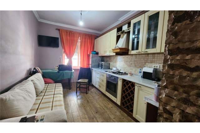 Tirane, jepet me qera apartament 2+1 Kati 3, 70 m² 500 Euro (zogu izi)