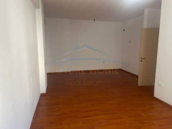 Tirane, jepet me qera apartament 2+1 Kati 5, 90 m² 400 Euro (Rruga e Kavajes)