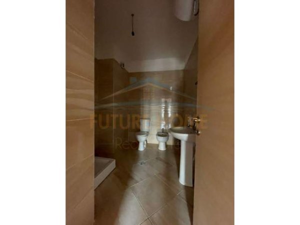 Tirane, jepet me qera apartament 2+1 Kati 5, 90 m² 400 Euro (Rruga e Kavajes)