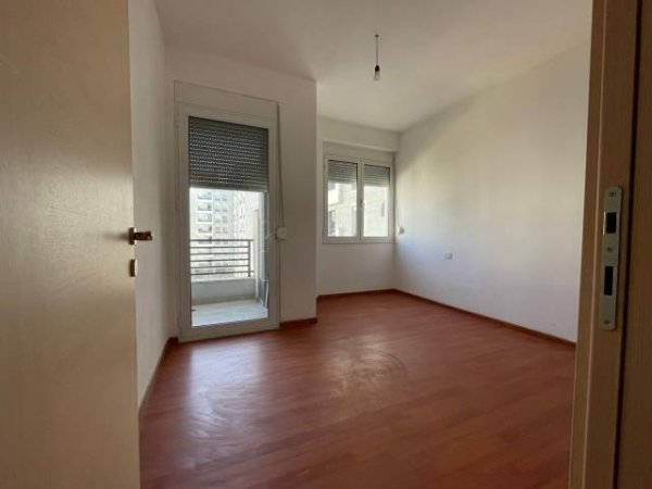 Tirane, jepet me qera apartament 2+1+BLK Kati 5, 90 m² 400 Euro (Rruga e Kavajes)
