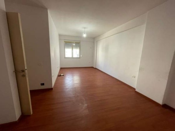 Tirane, jepet me qera apartament 2+1+BLK Kati 5, 90 m² 400 Euro (Rruga e Kavajes)