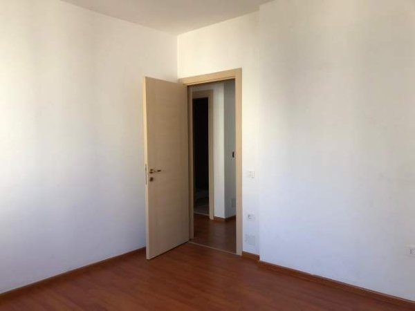 Tirane, jepet me qera ambjent biznesi Kati 5, 90 m² 400 Euro (Ish Parku)