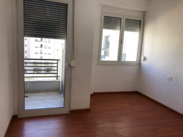 Tirane, jepet me qera ambjent biznesi Kati 5, 90 m² 400 Euro (Ish Parku)