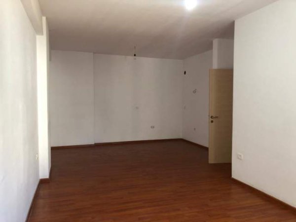 Tirane, jepet me qera ambjent biznesi Kati 5, 90 m² 400 Euro (Ish Parku)