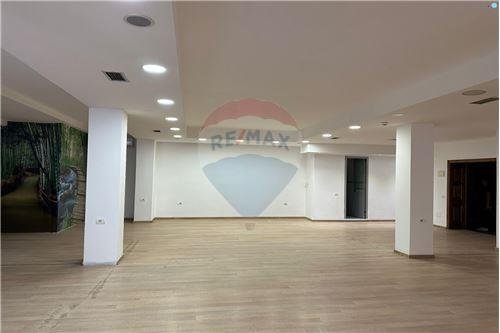 Tirane, jepet me qera dyqan Kati 1, 290 m² 3.000 Euro (Shkolla e baletit Tregu elektrik)