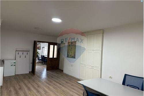 Tirane, jepet me qera ambjent biznesi Kati 1, 290 m² 3.000 Euro (Tregu Elektrik)