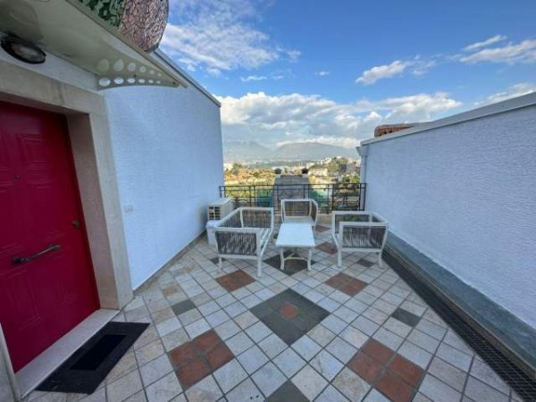 Tirane, jepet me qera apartament duplex 3+1 Kati 2, 184 m² 1.650 Euro (Kodra e Diellit)