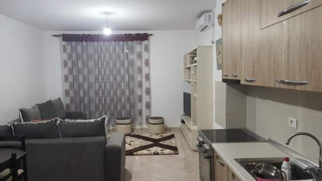 Tirane, jepet me qera apartament 1+1+BLK Kati 4, 70 m² 500 Euro (Rruga Robert Shvarc)