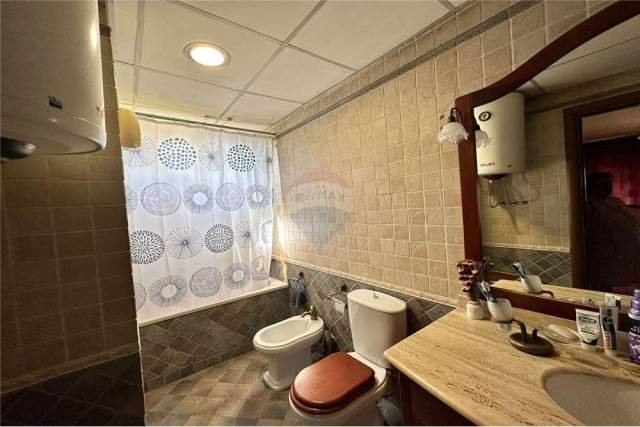 Tirane, jepet me qera apartament 5+1+BLK Kati 5, 240 m² 2.800 Euro (Rr. Petro Nini Luarasi)