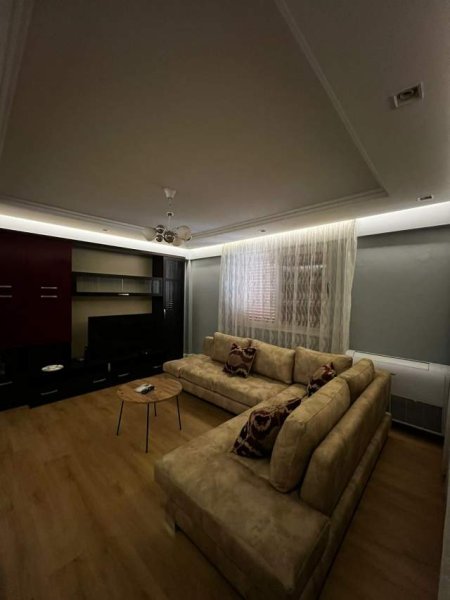 Tirane, jepet me qera apartament 3+1 Kati 3, 130 m² 700 Euro (mozaiku i tiranes)