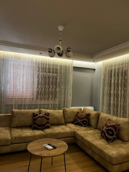 Tirane, jepet me qera apartament 3+1 Kati 3, 130 m² 700 Euro (mozaiku i tiranes)