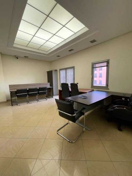 Tirane, jepet me qera ambjent biznesi Kati 2, 196 m² 1.500 Euro (rrugra Asim Vokshi)