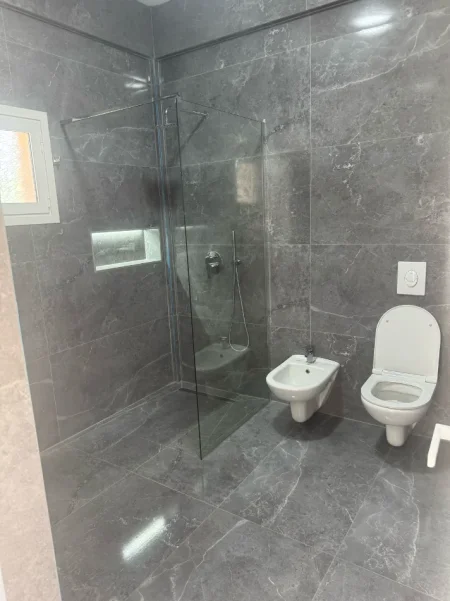 Tirane, jap me qera shtepi 2+1 Kati 0, 120 m² 370 €