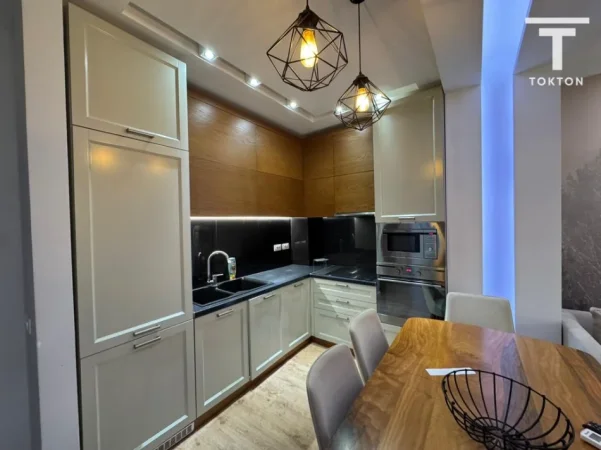 Tirane, jepet me qera apartament 2+1+Ballkon , 105 m² 800 € (Bill Klinton)