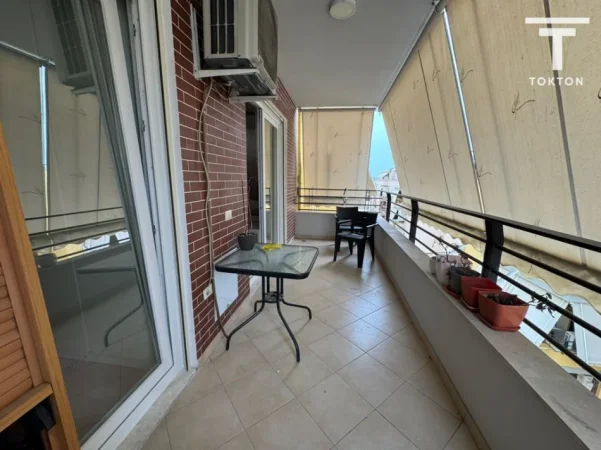 Tirane, jepet me qera apartament 2+1+Ballkon , 105 m² 800 € (Bill Klinton)
