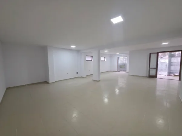 Tirane, jepet me qera ambjent biznesi Kati 0, 90 m² 80,000 ALL (Prane Kopshtit Botanik)