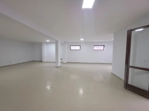 Tirane, jepet me qera ambjent biznesi Kati 0, 90 m² 80,000 ALL (Prane Kopshtit Botanik)