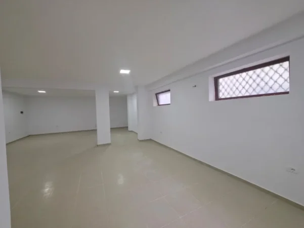 Tirane, jepet me qera ambjent biznesi Kati 0, 90 m² 80,000 ALL (Prane Kopshtit Botanik)