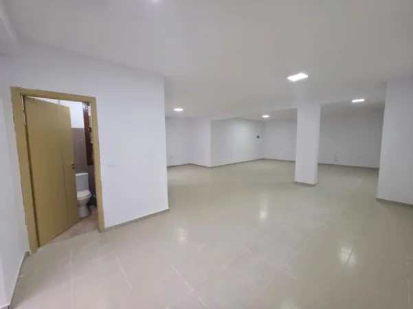Tirane, jepet me qera ambjent biznesi Kati 0, 90 m² 80,000 ALL (Prane Kopshtit Botanik)