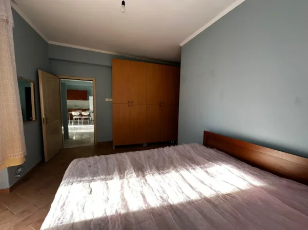 Tirane, jepet me qera Vile 1+1 Kati 2, 85 m² 350 € (Kodra e priftit afer shkolles Mrekullia)