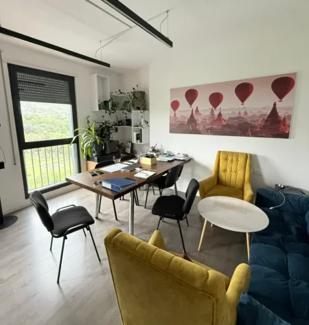 Tirane, jepet me qera zyre , 125 m² 1.000 € 